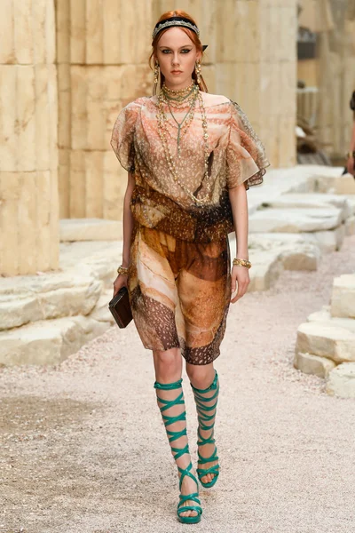 Look 11